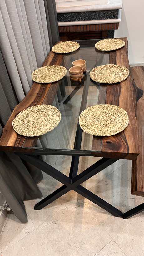 میز غذاخوری شش نفره و یک عدد نیمکت روستیک چوب گردو